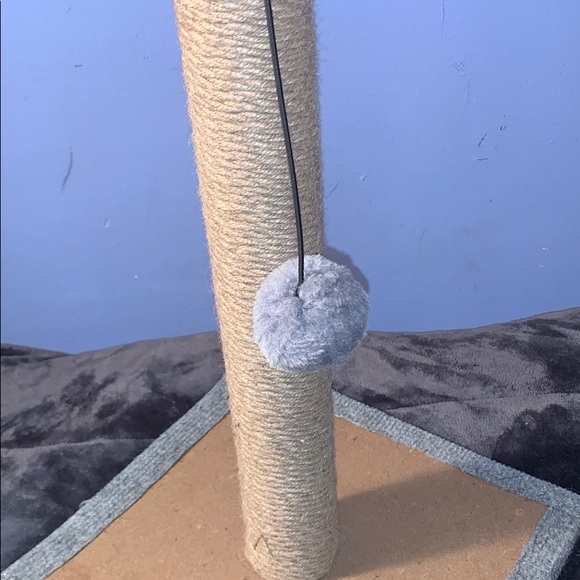 A gray cat scratcher - Picture 2 of 4